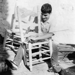 Astrid von Luttitz - Spanien - Korbflechter in Estepona an der Costa del Sol fertigt die Sitzfläche eines Stuhles an 1969