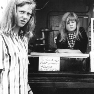 Astrid von Luttitz - Street - Junge Frauen am Imbiss