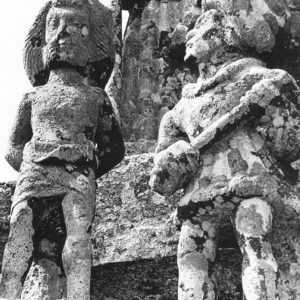Astrid von Luttitz - Skulpuren auf einem Friedhof