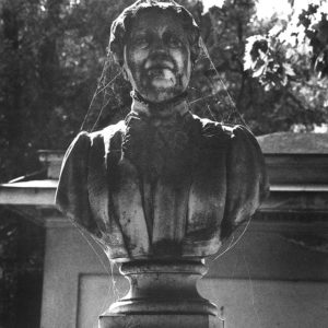 Astrid von Luttitz - Büste auf einem Friedhof